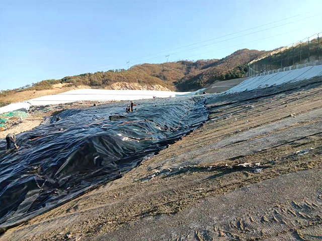 垃圾填埋場須鋪設使用防滲土工膜。