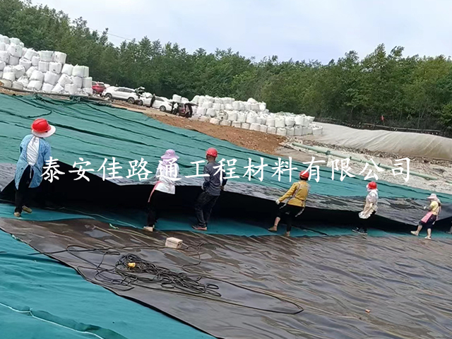 如何有效解決魚塘防滲膜施工褶皺問題？