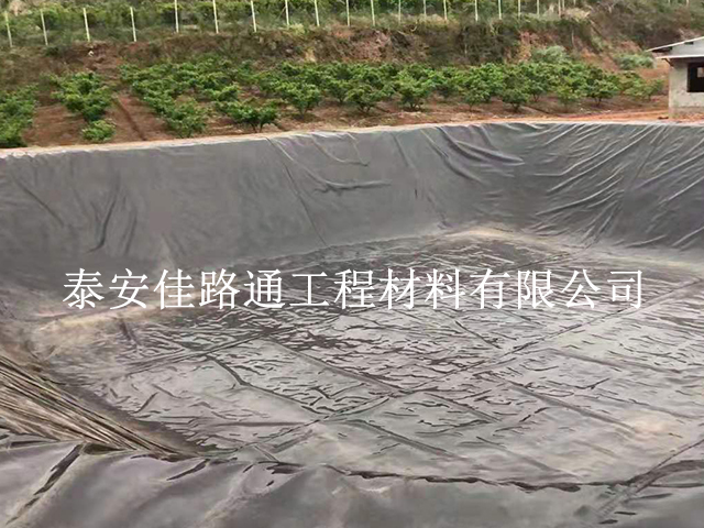 如何順利有效的鋪設(shè)施工養(yǎng)殖防滲土工膜？