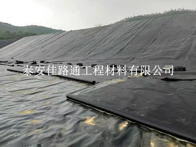 魚(yú)塘建設(shè)中如何在低溫環(huán)境下鋪設(shè)防滲土工膜？