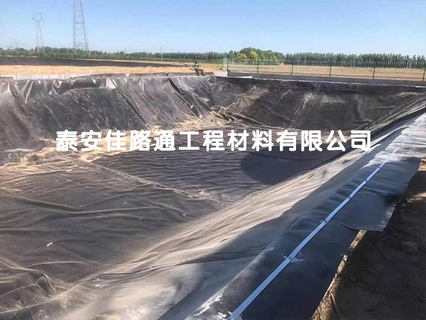 人工湖鋪設防滲土工膜是需要進行細節(jié)把控的