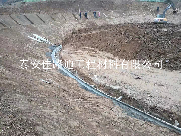 蓄水池防滲膜如何裁剪才能節(jié)省材料？