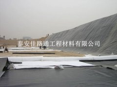 柔性守護，防滲土工膜鋪設(shè)的藝術(shù)：松弛之美