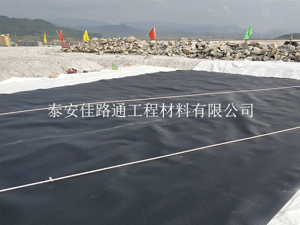 污水處理防滲膜裁剪技巧：精準(zhǔn)高效，助力環(huán)保工程