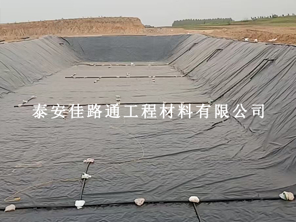 沼氣池防滲膜鋪設(shè)，邊坡基面這樣處理才牢固