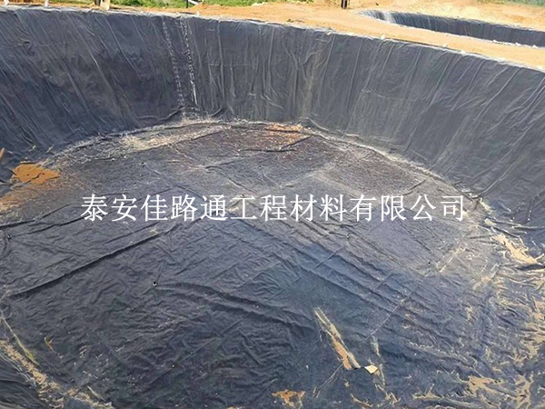 藕池防滲膜怎么鋪才不漏？科學(xué)鋪設(shè)方法在這里