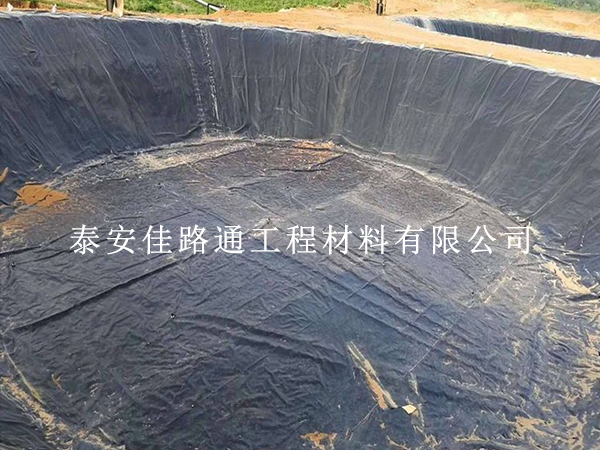 沼氣池防滲膜運(yùn)輸別大意，這些細(xì)節(jié)護(hù)好膜