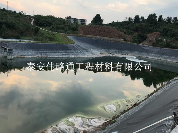 養(yǎng)殖防滲膜連接部位處理：做好這幾點(diǎn)，杜絕滲漏隱患