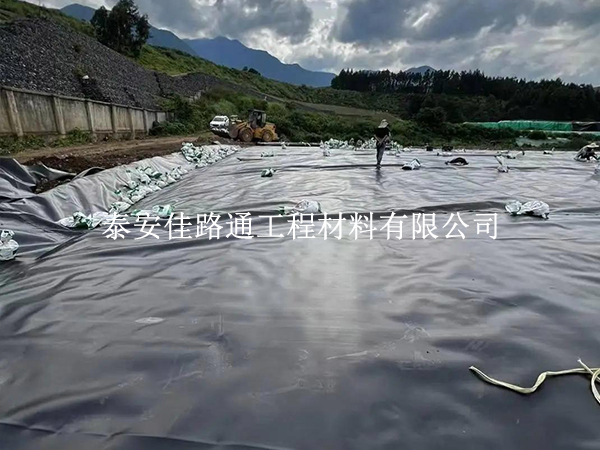 防滲土工膜裁剪技巧：精準(zhǔn)把控細(xì)節(jié)，規(guī)避損耗與施工隱患