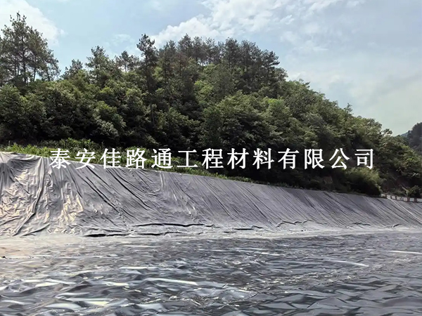 養(yǎng)殖防滲膜自然損壞誘因解析：規(guī)避自然風(fēng)險(xiǎn)，延長(zhǎng)防滲壽命