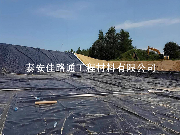 人工湖防滲膜拉伸強(qiáng)度解析 把控性能筑牢防滲質(zhì)量